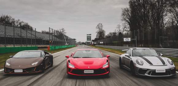 Sportwagen auf der SPA-Strecke fahren