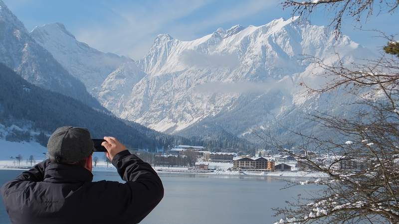 Mann fotografiert Pertisau am Achensee