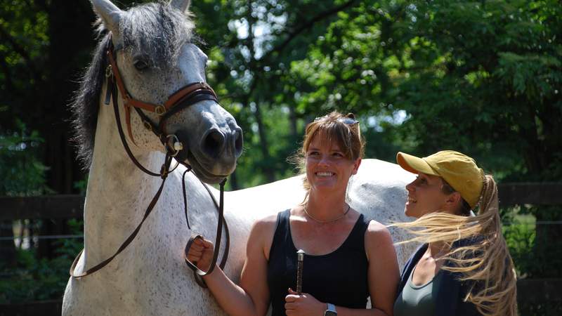 Sarah Piorkowsky - pferdegstützter systemischer Coach und Vanessa Jaensch - Reittherapeutin