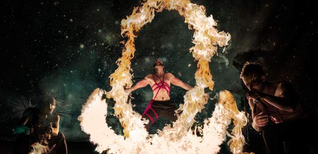 Feuerkünstler und Trommler in einer Show