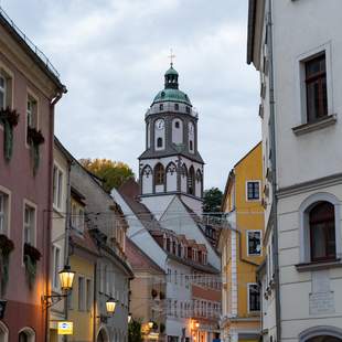 Innenstadt von Meißen mit Frauenkirche und strahlenden Laternen