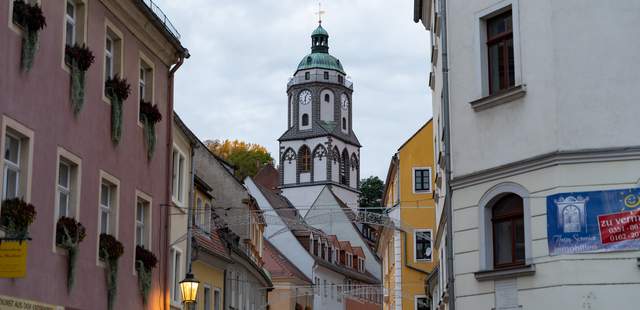 Innenstadt von Meißen mit Frauenkirche und strahlenden Laternen