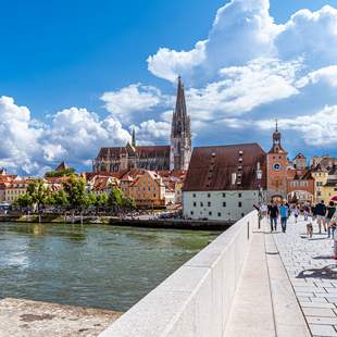 Regnsburg im Sommer mit Gruppe