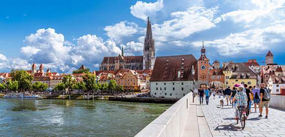 Regnsburg im Sommer mit Gruppe