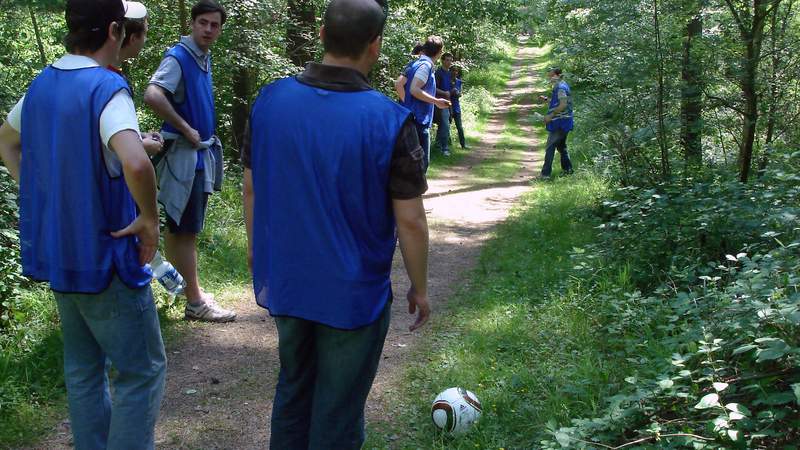 Mann hat sich Ball zurechtgelegt bei Geocaching-WM