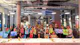 Das Team mit den abstrakten Kunstwerken kreatives Teamevent