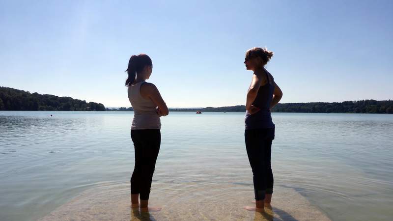 Zwei Frauen am Badesee bei Sonnenschein und Teamevent Floßbau