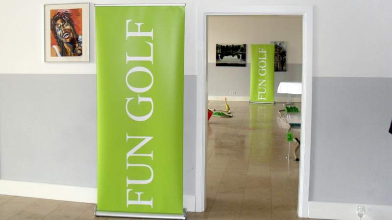 Unsere Fun Golf Roll-Ups indoor aufgestellt