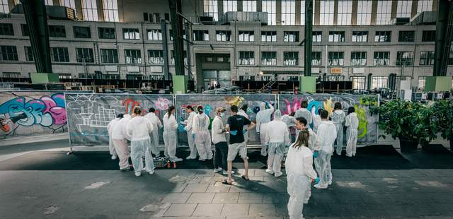 Großformatige Graffiti- und Live-Art-Aktion von Urban Artists auf dem Gelände des Flughafens Tempelhof in Berlin.