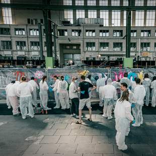 Großformatige Graffiti- und Live-Art-Aktion von Urban Artists auf dem Gelände des Flughafens Tempelhof in Berlin.