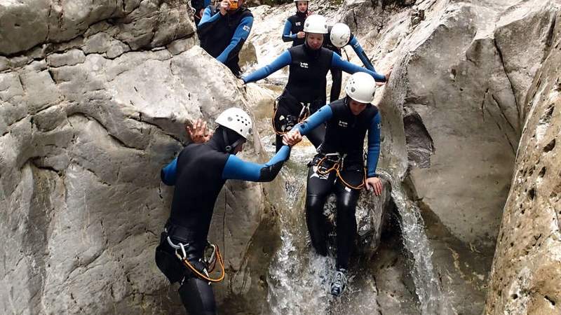 Klettern beim Canyoning im Team mit Unterstützung