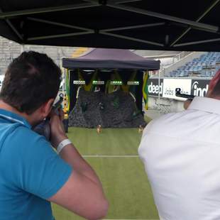 LaserPowerBiathlon Zwei Männer beim Schießen als erste Disziplin des LaserPowerBiathlon