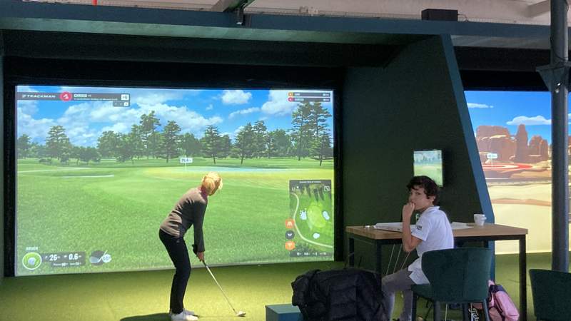 Golfen am Simulator TrackMe GmbH
