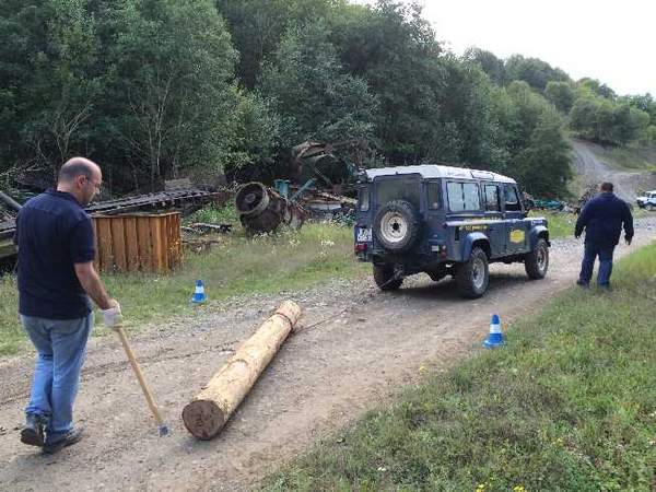 Offroad Teambuilding - Baumstamm ziehen