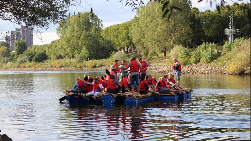 Flossfahren Riesen Floss Teambuilding