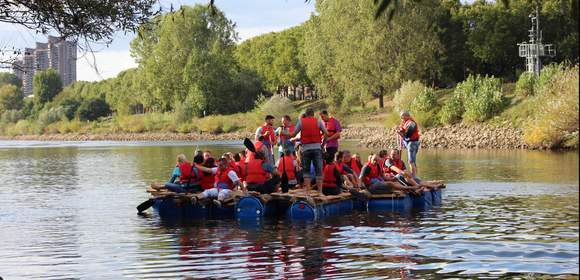 Flossfahren Riesen Floss Teambuilding