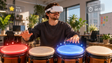 Trommelspiel in Virtual Reality Trommelspiel in Virtual Reality: Mitarbeiter trommelt mit VR-Brille auf vier virtuelle Trommeln
