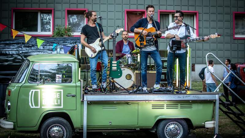 Bulli Bühne für Firmenfestival Bulli Bühne für Firmenfestival