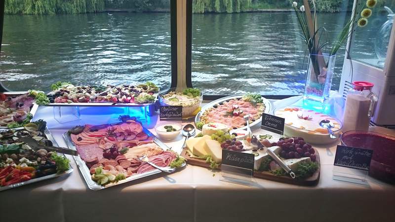 Sommerfest oder Weihnachtsfeier auf der Spree
