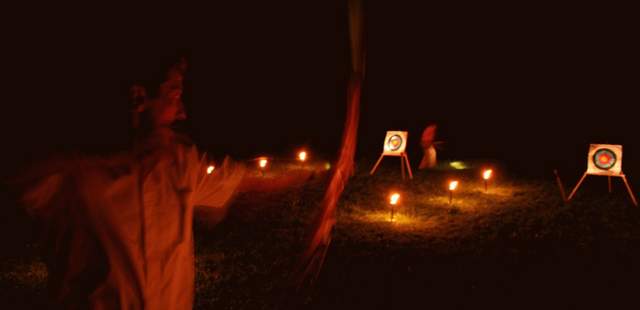 Bogenschießen im Fackelschein Winterolympiade als spaßiges Teamevent