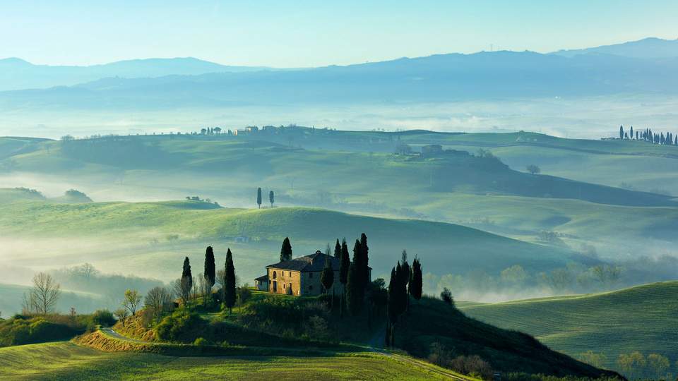 Blick auf die hügelige Landschaft der Toskana in Italien