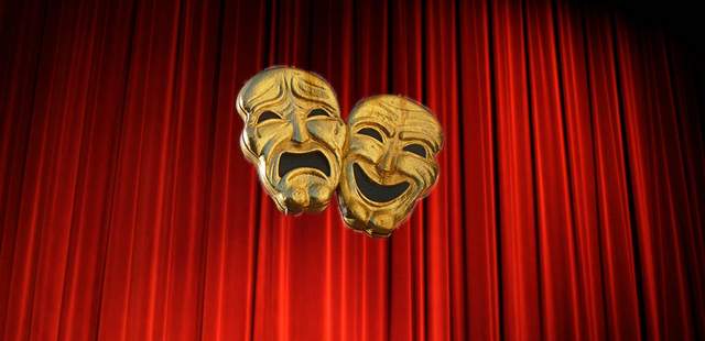 Bühnen Workshop Komödie als unterhaltsames Teamevent Eine lachende und ein traurige Maske vor einem roten Vorhang