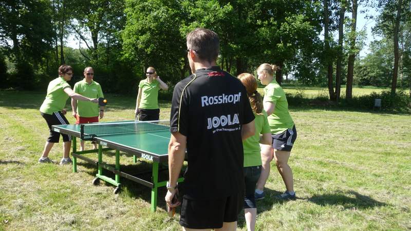 Tischtennislegende Jörg Roßkopf schaut beim Tischtennis der Gäste zu