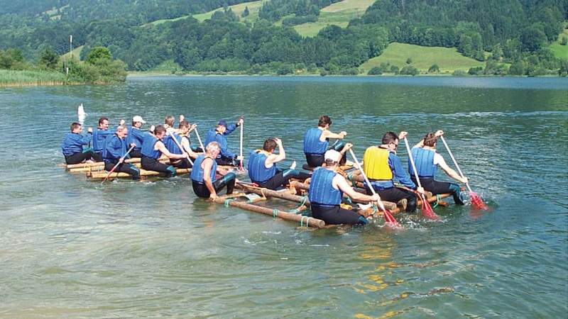 Teamwork & Spaß beim Floßbau im Allgäu