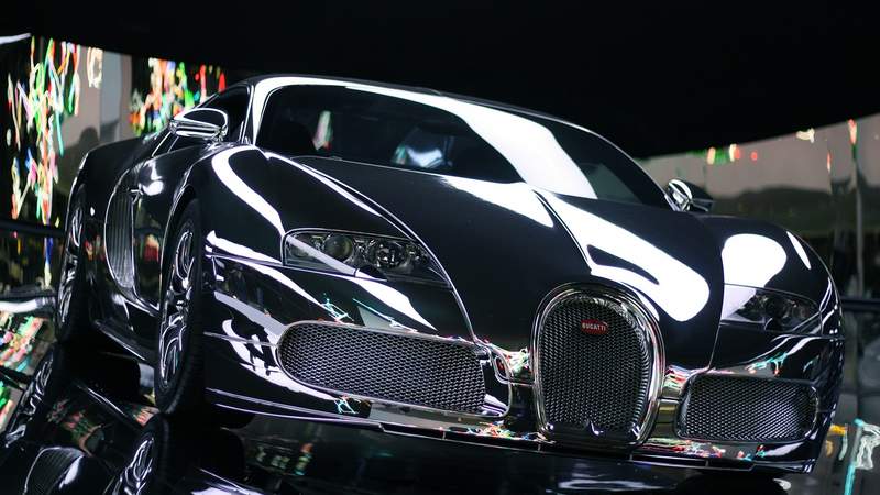 Schwarz glänzender Bugatti in der Autostadt Wolfsburg