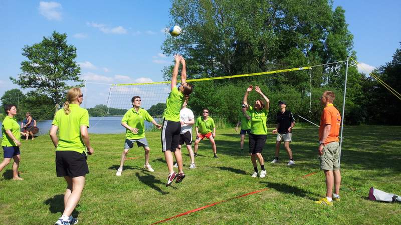 Volleyballspiel, ein Spieler springt hoch zum Ball