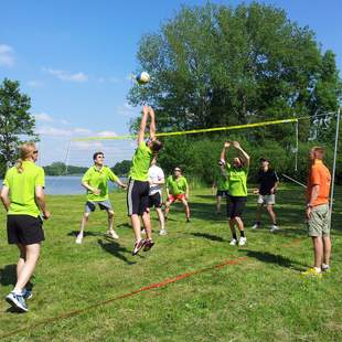 Volleyballspiel, ein Spieler springt hoch zum Ball