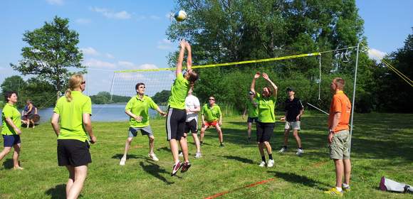 Volleyballspiel, ein Spieler springt hoch zum Ball