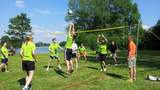 Volleyballspiel, ein Spieler springt hoch zum Ball