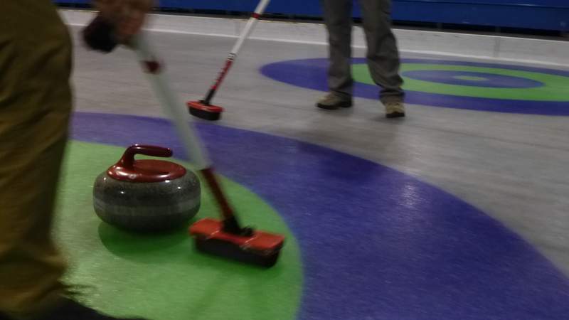 Eisstockschießen oder Curling in Bayern