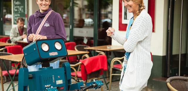 Sprechender Roboter auf seinem Fahrrad Sprechender Roboter auf seinem Fahrrad