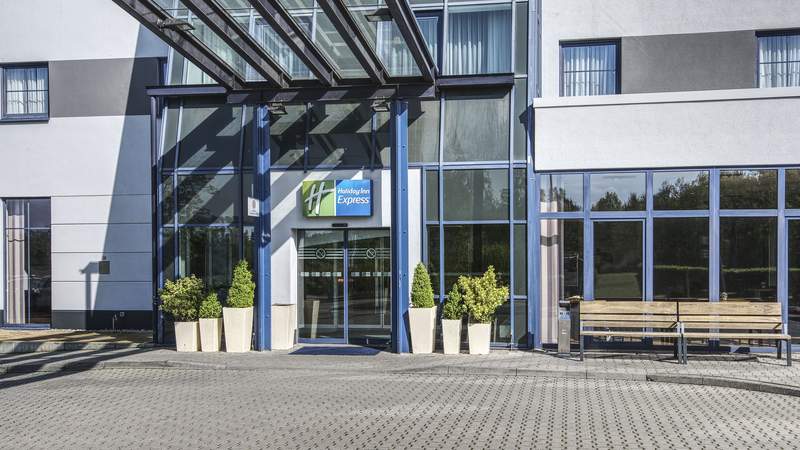 Hoteleingang Holiday Inn Express Frankfurt Airport