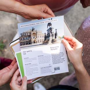 Schnitzeljägerinnen halten das Spiel in den Händen