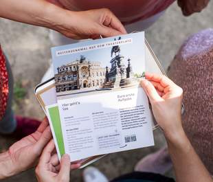 Schnitzeljagd_Blick-ins-Spiel Schnitzeljägerinnen halten das Spiel in den Händen