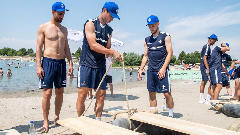 Darmstadt 98 beim Floßbau mit bo events