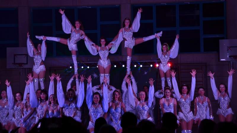 Tanzshow mit Hebefiguren und Akrobatik
