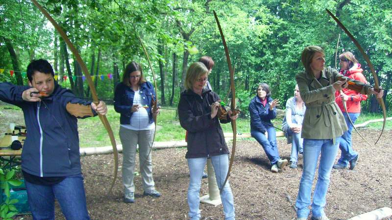 Bogenschießen am großen Lagerfeuer