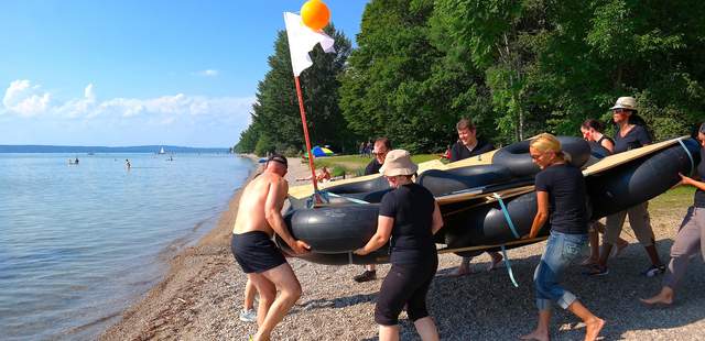 Abenteuer Floßbau im Team Abenteuer Floßbau im Team