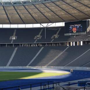 Olympiastadion Berlin mit der Vorstellung von Urs Meier Urs Meier auf der Anzeigetafel des Olympiastadions Berlin