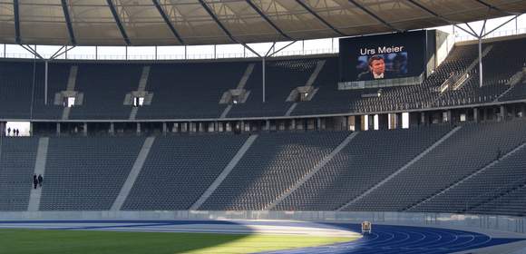 Urs Meier auf der Anzeigetafel des Olympiastadions Berlin