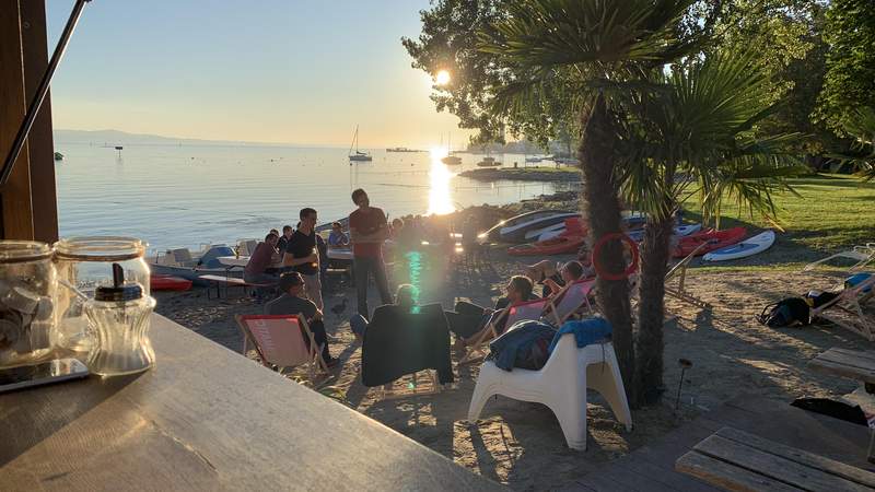 gemütliches Beisammensein am Strand Surfschule Wasserburg
