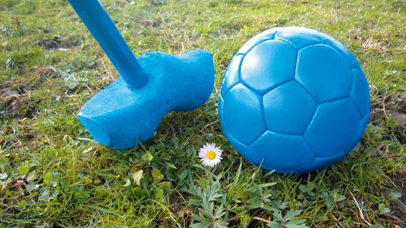 Bauerngolfschläger mit Ball Bauerngolf – Spaß pur in der Natur