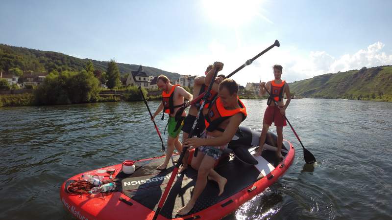 Junggesellen-/Innen-Abschied auf dem Mega-SUP