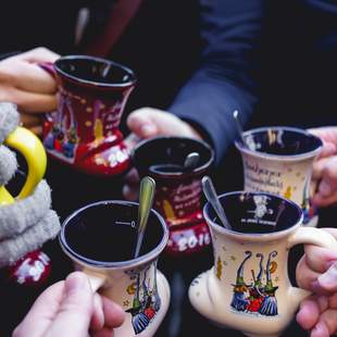 Glühweinwanderung, Anstoßen zusammen