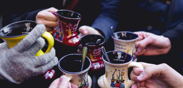 Glühweinwanderung, Anstoßen zusammen