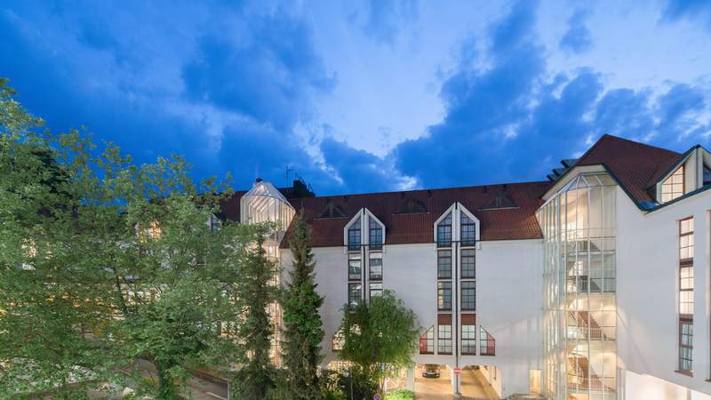 Aussenansicht am Abend mit Tiefgarageneinfahrt